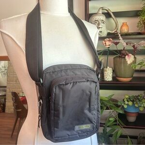 LeSportsac Black Zippered Classic Messenger Bag 4 Pockets Adjustable Strap